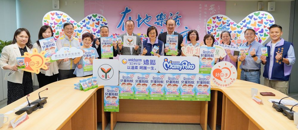 《圖說》嬌聯公司與南六企業攜手捐贈2萬包防蚊濕紙巾，今日舉行捐贈儀式，右五社會局副局長許秀能、主秘黃逢明、左三民政局主秘莊茂坤。〈社會局提供〉