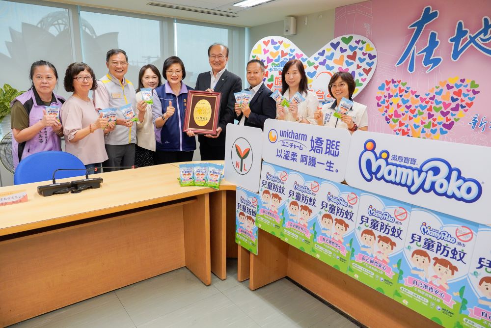 《圖說》嬌聯公司董事總經理楊國柱(右4)率領團隊幹部出席捐贈儀式，由社會局長李美珍(中)代表受贈。〈社會局提供〉