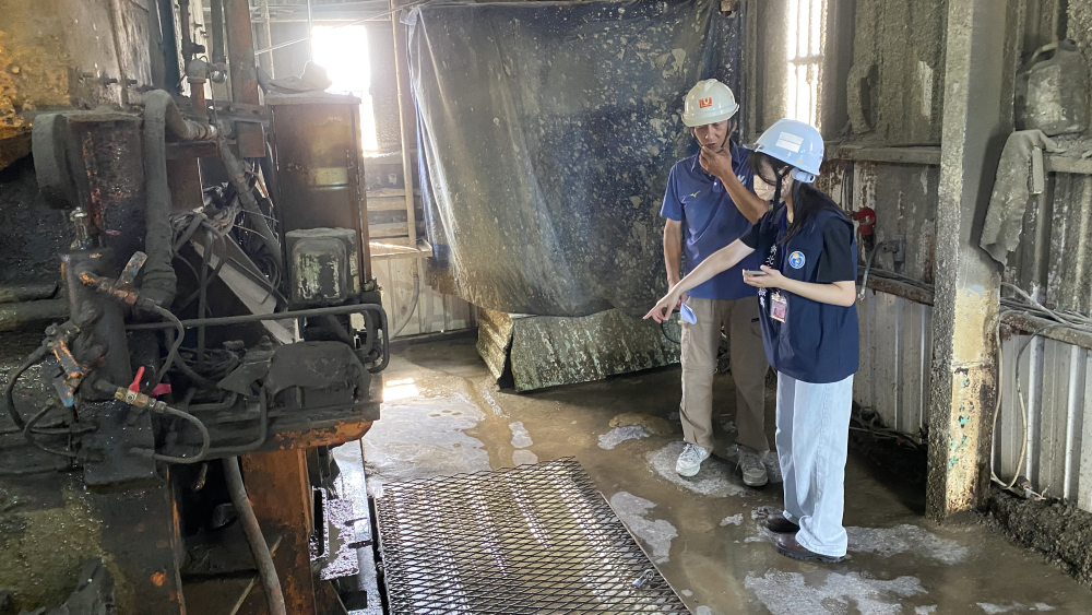 《圖說》混凝土拌合機邊緣及開口易發生墜落危害。〈勞工局提供〉