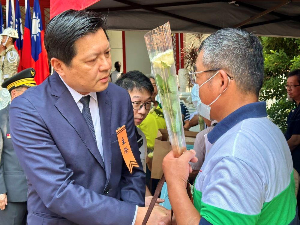 《圖說》副市長致贈烈義士家屬慰問品，表達對英烈的緬懷與感恩。〈民政局提供〉