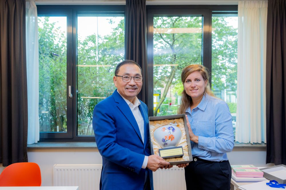 《圖說》霍格威村（The Hogeweyk）成立於2009年，是全球第一座「失智照護社區」，以「小型社區」及「生活即照護」理念打造，圖右為霍格威村資深顧問Iris van Slooten。〈新聞局提供〉