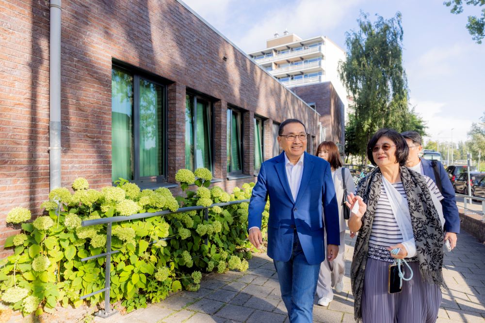 《圖說》新北市長侯友宜於台灣時間2日率領市府跨局處團隊，前往荷蘭阿姆斯特丹知名的失智照護社區——霍格威村參訪，右為衛生局長陳潤秋。〈新聞局提供〉