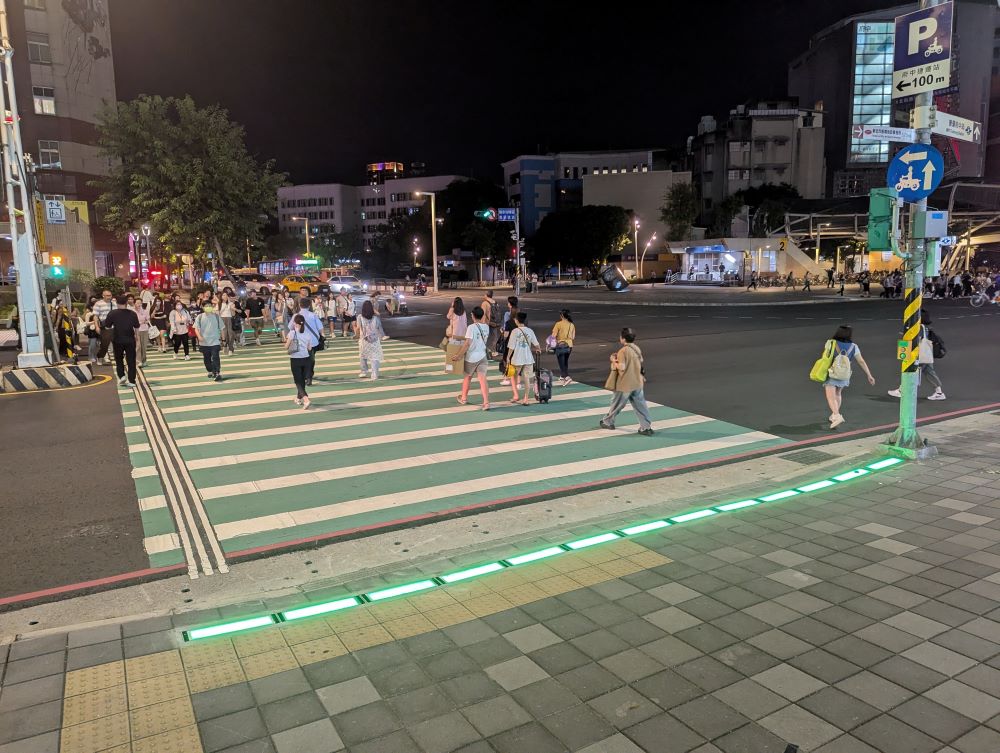 《圖說》晚上於府中站1號出口對側。〈交通局提供〉