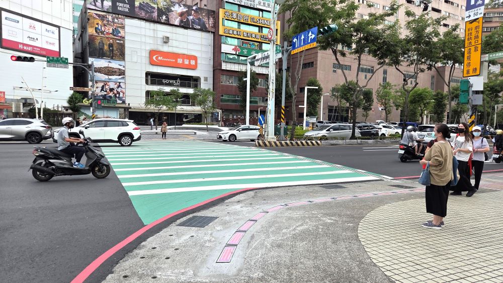 《圖說》下午於府中站1號出口側。〈交通局提供〉