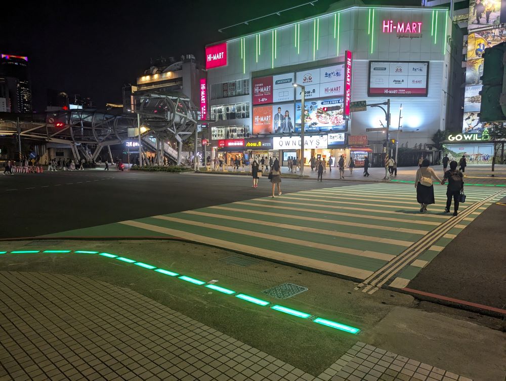 《圖說》晚上於府中站1號出口側。〈交通局提供〉