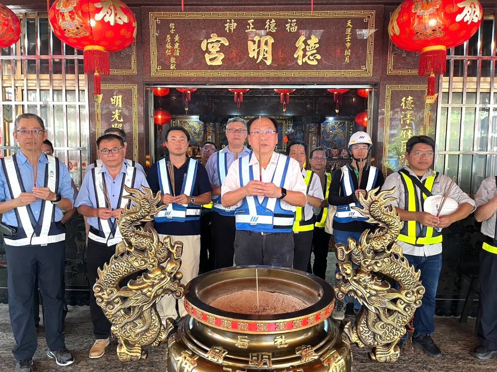 全速推進2032完工 捷運汐東線首支基樁動工 1 《圖說》新北捷運局長李政安率施工團隊祈求工程順利。〈捷運局提供〉