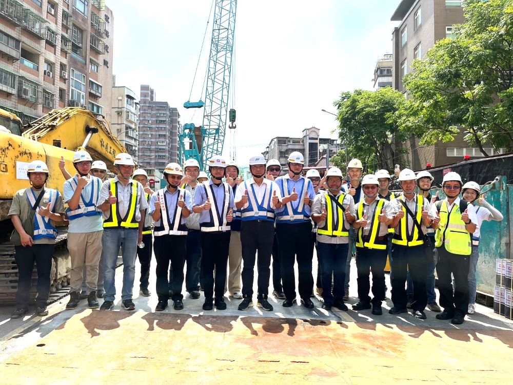 全速推進2032完工 捷運汐東線首支基樁動工 3 《圖說》新北捷運局與施工團隊合影。〈捷運局提供〉