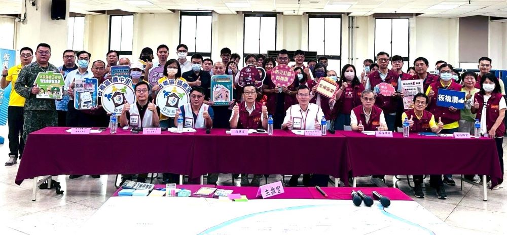 《圖說》板橋區境況模擬兵棋推演參演單位合照，前排左三區長陳奇正、右二副區長陳必信。〈板橋公所提供〉