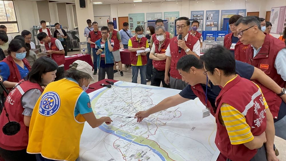 《圖說》板橋區區長陳奇正針對災況指示各編組進行處置。〈板橋公所提供〉