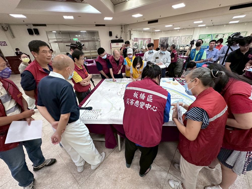 《圖說》板橋區境況模擬兵棋推演現場與慈濟、防災士、防災企業等一同進行演練。〈板橋公所提供〉