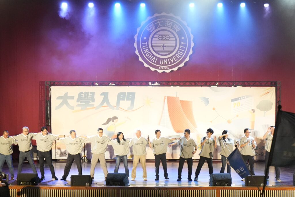 %E5%9C%96%E8%AA%AA%E4%BA%8C%EF%BC%8C%E6%A0%A1%E9%95%B7%E5%BC%B5%E5%9C%8B%E6%81%A9%E4%BB%A5%E6%A3%92%E7%90%83%E8%88%87AI%E7%B2%BE%E7%A5%9E%E5%8B%89%E5%8B%B5%E6%96%B0%E7%94%9F%E5%8B%87%E6%95%A2%E4%B8%8A%E5%A0%B4%EF%BC%8C%E6%9B%B4%E5%B8%B6%E9%A0%98%E4%B8%80%E7%B4%9A%E4%B8%BB%E7%AE%A1%E5%A4%A7%E8%B7%B3%E3%80%8C%E5%8F%B0%E7%81%A3%E5%B0%9A%E5%8B%87%E6%A3%92