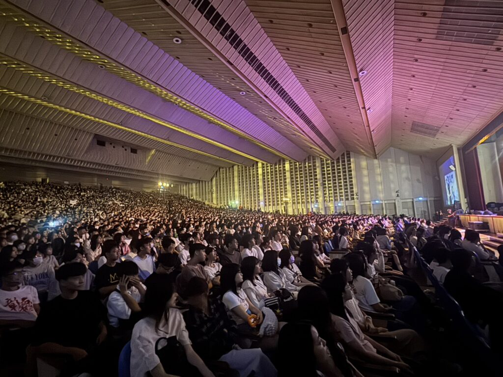 %E5%9C%96%E8%AA%AA%E4%B8%80%EF%BC%8C%E6%9D%B1%E6%B5%B7%E5%A4%A7%E5%AD%B8%E6%96%B0%E7%94%9F%E6%99%9A%E6%9C%833000%E5%A4%9A%E4%BA%BA%E7%88%86%E6%A3%9A%EF%BC%8C%E5%AE%9B%E5%A6%82%E6%BC%94%E5%94%B1%E6%9C%83%E3%80%82