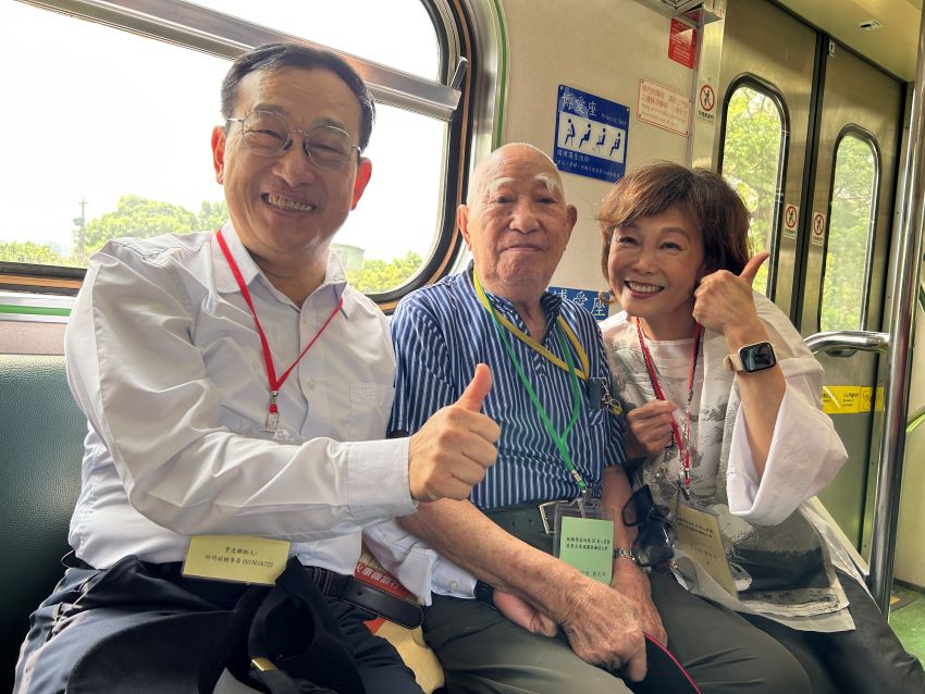 《圖說》輔導會傅正誠副主委(左1)稱讚102歲劉伯伯老當益壯，右一板橋榮家陳桂美主任。〈板橋榮家提供〉