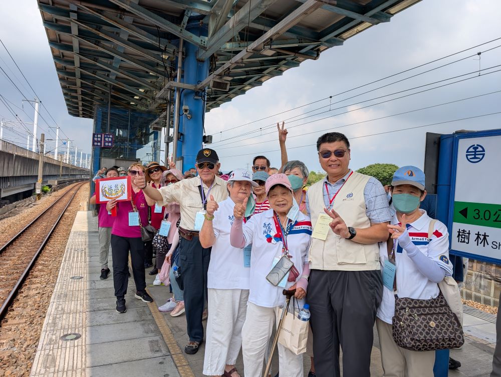 《圖說》我們出發囉！台鐵前杜微董事長(右二)陪長輩在浮洲火車站等待火車進站。〈板橋榮家提供〉