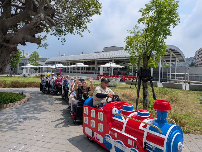 《圖說》-長輩們搭乘苗栗火車頭園區小火車。〈板橋榮家提供〉