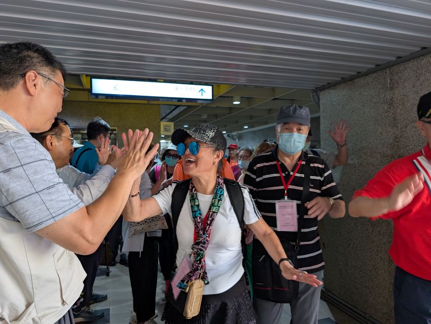 《圖說》揮手道別，結束今天美好的旅程。〈板橋榮家提供〉
