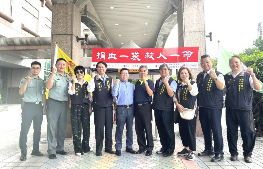 《圖說》新北市保全商業同業公會理事長吳富榮(右4)、新北市公寓大廈管理維護商業同業公會理事長鄺英杰(左4)號召捐血，新北市榮服處處長林振生(右5) 率同仁及榮民眷響應。〈新北榮服處提供〉
