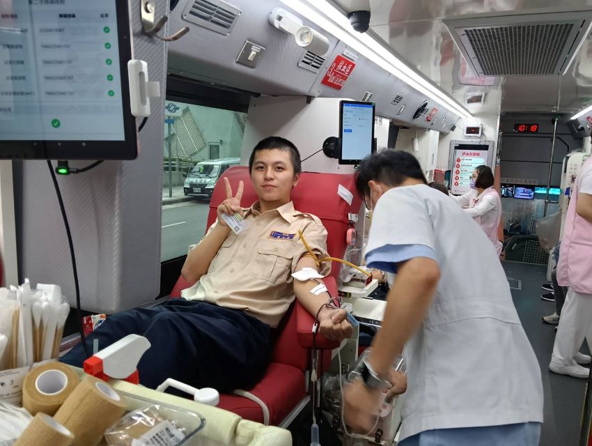《圖說》榮服處役男挽袖捐血，展現熱心服務、關懷社會的正面形象。〈新北榮服處提供〉