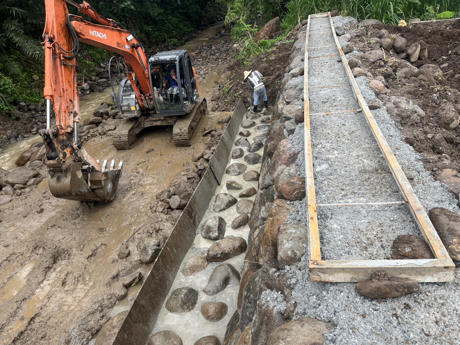 護岸韌性再進化 淡水溪流克服施工阻礙復建完工 1 《圖說》公司田溪護岸被豪雨洪水沖毀,施工團隊不畏艱難努力修復。〈水利局提供〉