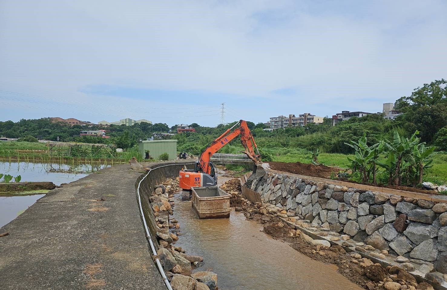 護岸韌性再進化 淡水溪流克服施工阻礙復建完工 2 《圖說》施工團隊加緊趕工進行修復工程,力求盡早修復護岸。〈水利局提供〉