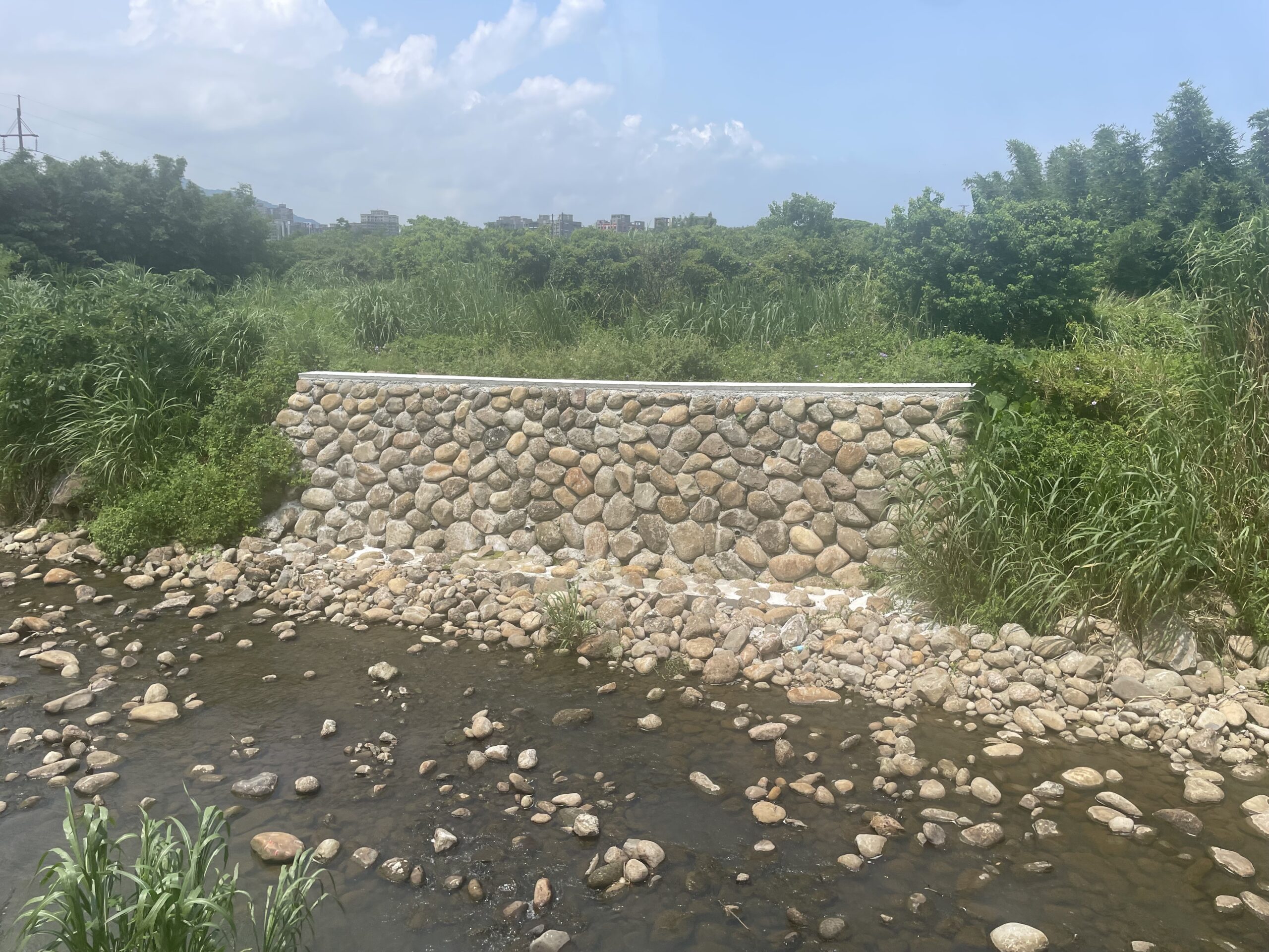 護岸韌性再進化 淡水溪流克服施工阻礙復建完工 3 《圖說》公司田溪施工完成後有效提升護岸結構強度,為地方安全增添一道防線。〈水利局提供〉