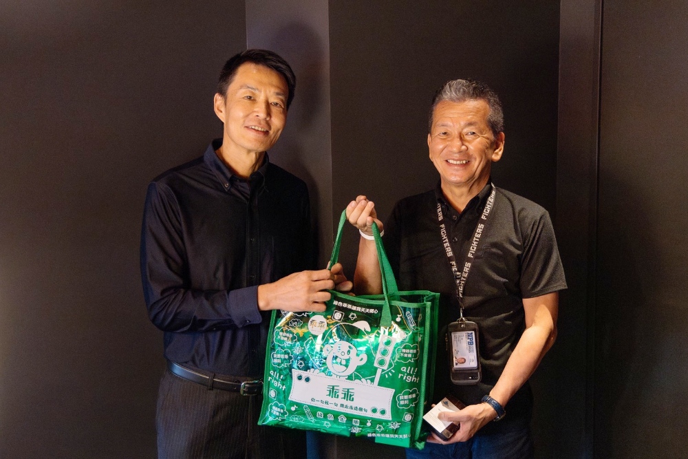 乖乖參與玉山銀行台灣日 陪伴球迷在北海道球場品味台灣味 為古林睿煬、孫易磊加油 1 ▲乖乖總經理簡嘉鋒(左)贈北海道日本火腿鬥士隊社長小村勝乖乖禮包,象徵台灣味與台日球迷同在。(圖/乖乖提供)