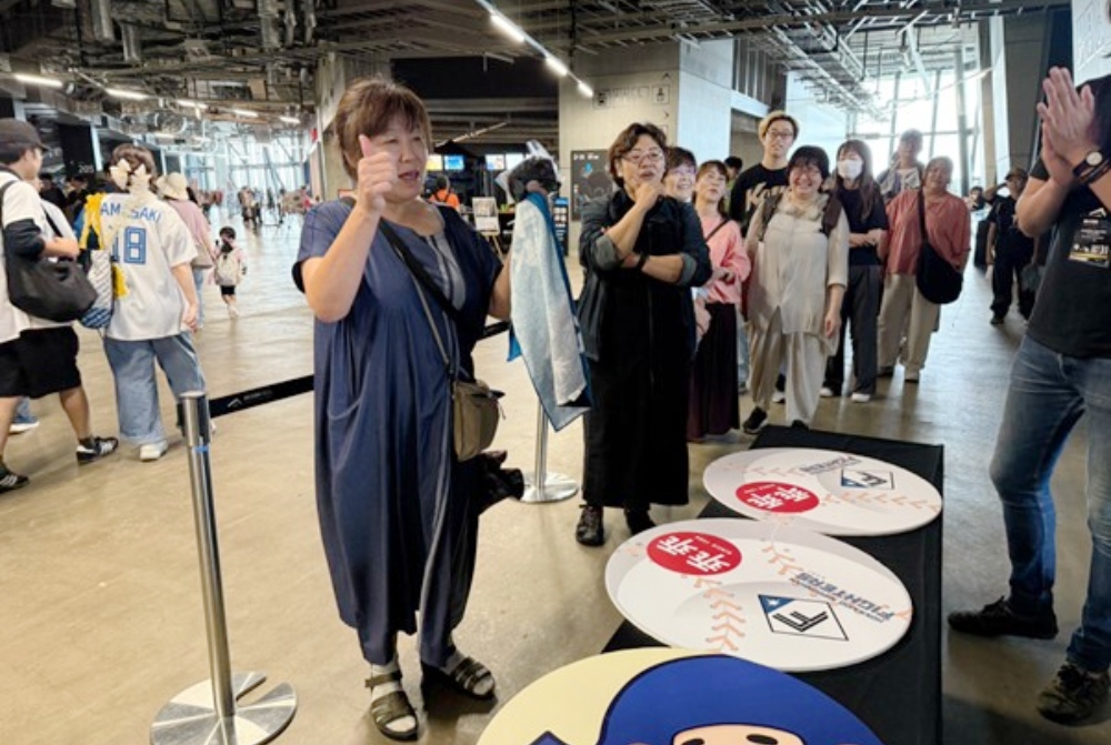 乖乖參與玉山銀行台灣日 陪伴球迷在北海道球場品味台灣味 為古林睿煬、孫易磊加油 4 ▲乖乖宣傳展攤活潑吸睛,球迷一同體驗「台灣味 × 棒球」的獨特氛圍。(圖/乖乖提供)