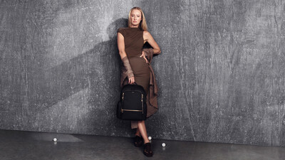 Nelly Korda 與 Voyageur 系列Celina 背囊(黑/金色)合影。 Nelly Korda 與 Voyageur 系列Celina 背囊(黑/金色)合影。