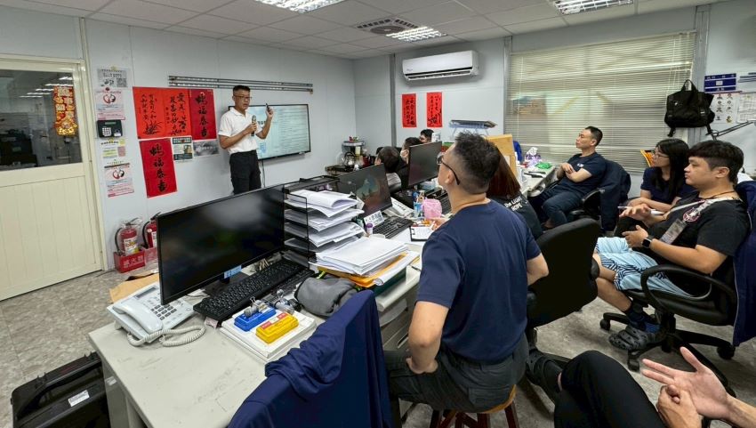《圖說》新北消政風室主任林三龍課堂中介紹「公益揭弊者保護法」。〈消防局提供〉