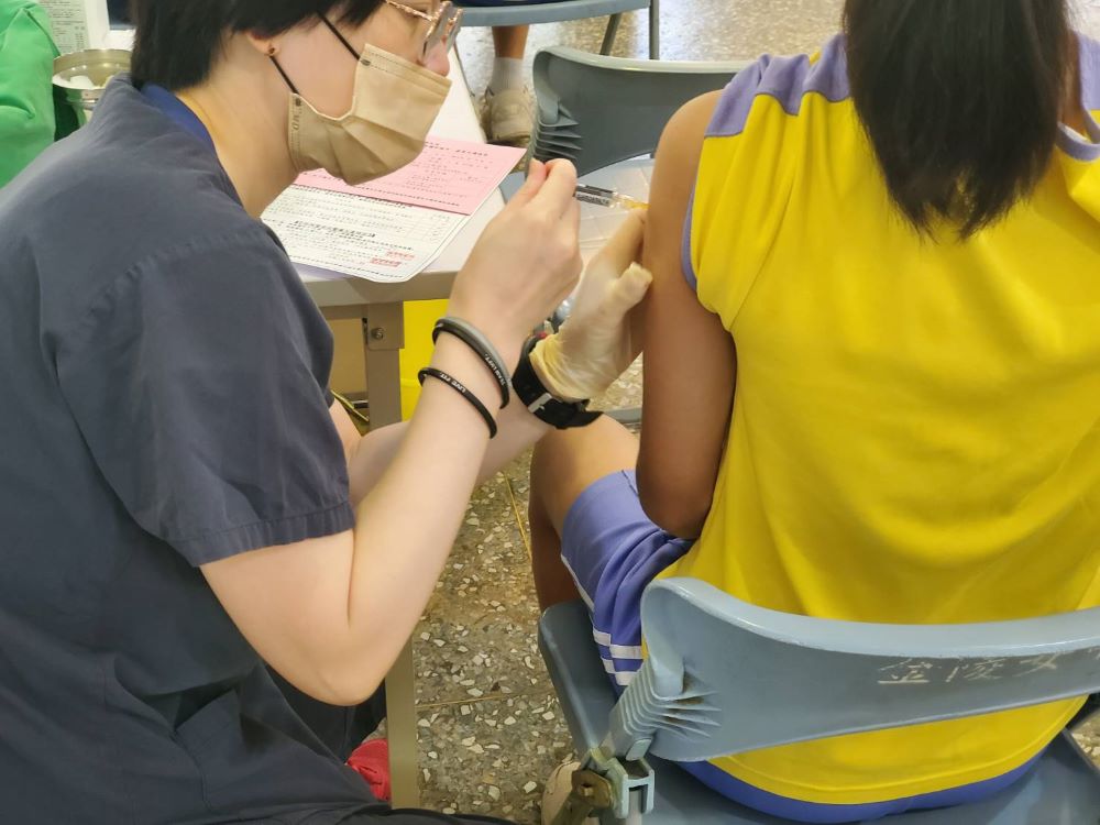《圖說》醫療團隊入校接種。〈衛生局提供〉