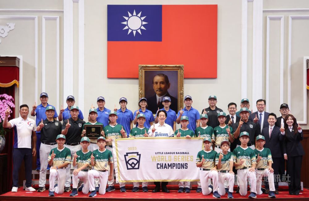 總統接見三支冠軍球隊 感謝辜仲諒出錢出力 1 《圖說》總統接見我國參加「2025年世界少棒聯盟」世界少棒錦標賽、世界次青少棒錦標賽、「2025年第12屆亞洲(U15)青少棒錦標賽」代表隊。〈中央社〉