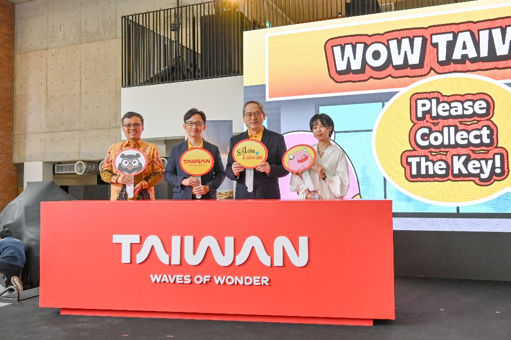 ▲此次邀请在地插畫家Jayee(右)合作，左起為台灣觀光署駐吉隆坡辦事處主任周士弼、台灣觀光署國際組組長黄易成、台灣觀光署駐吉隆坡辦事處公使卜正珉。(圖/業者提供)