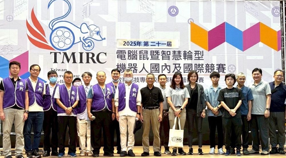 擊敗大學生 龍華五專生AI電腦鼠暨智慧輪型機器人賽雙冠 3 《圖說》2025第廿一屆「電腦鼠暨智慧輪型機器人國內及國際競賽」開幕合照。〈龍華科大提供〉