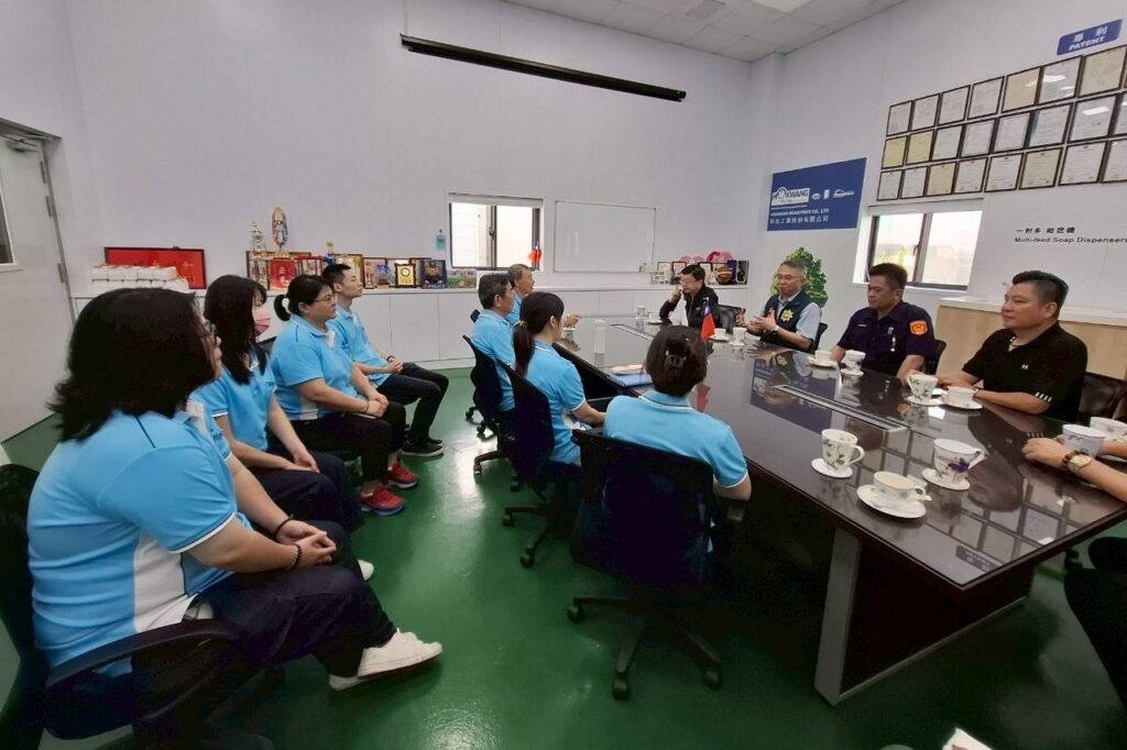 強力打詐 企業同行 瑞芳警進工業區開講 識詐招式震撼揭露 2 MEITU 20250905 132227807