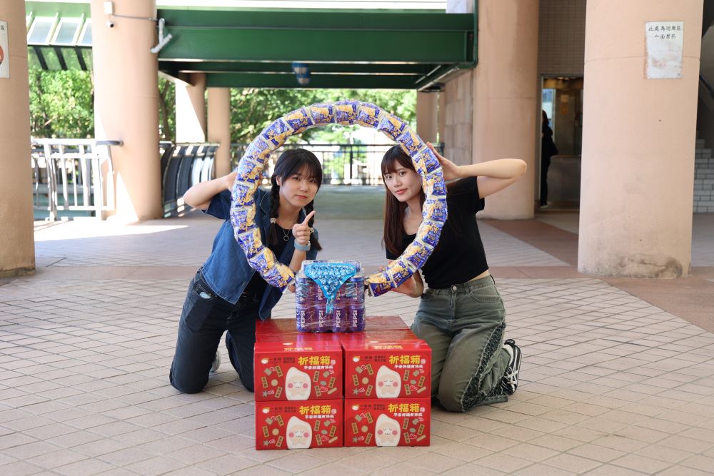 《圖說》新北觀旅局以鐵道馬拉松活動裝置，搭配約84片餅乾、牛奶花生與汽水，製成專屬創意供品。〈觀旅局提供〉