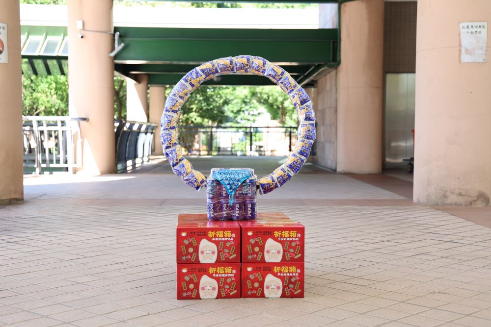 《圖說》新北普渡「水藍接力環」創意供品，祈求觀光大市旅遊蛇馬都好。〈觀旅局提供〉