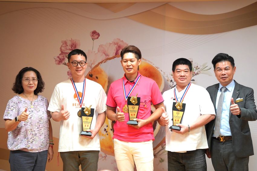 六款風味傳遞中秋好滋味 新北市蛋黃酥節冠軍出爐 1 《圖說》經典組的冠亞 季軍業者與黃碧玉副局長(左1)合照。〈經發局提供〉