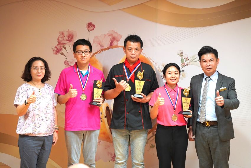 六款風味傳遞中秋好滋味 新北市蛋黃酥節冠軍出爐 2 《圖說》創意組的冠亞季軍業者與黃碧玉副局長(左1)合照。〈經發局提供〉