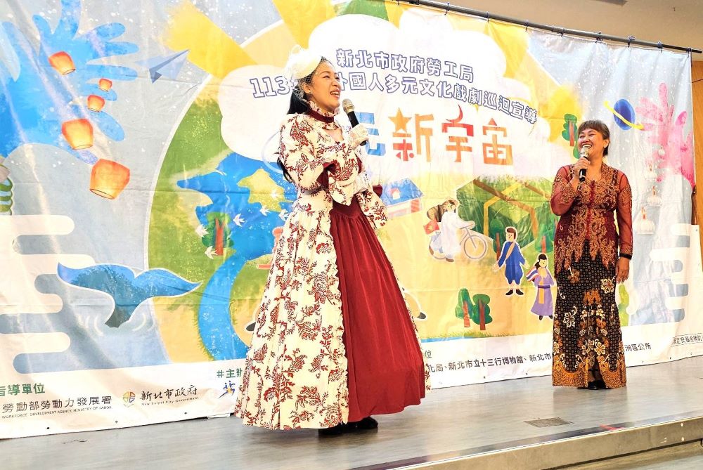 新北移工多元文化戲劇《紅心女王的心願之旅》10場巡演 1 《圖說》印尼移工上台分享生活經歷。〈勞工局提供〉