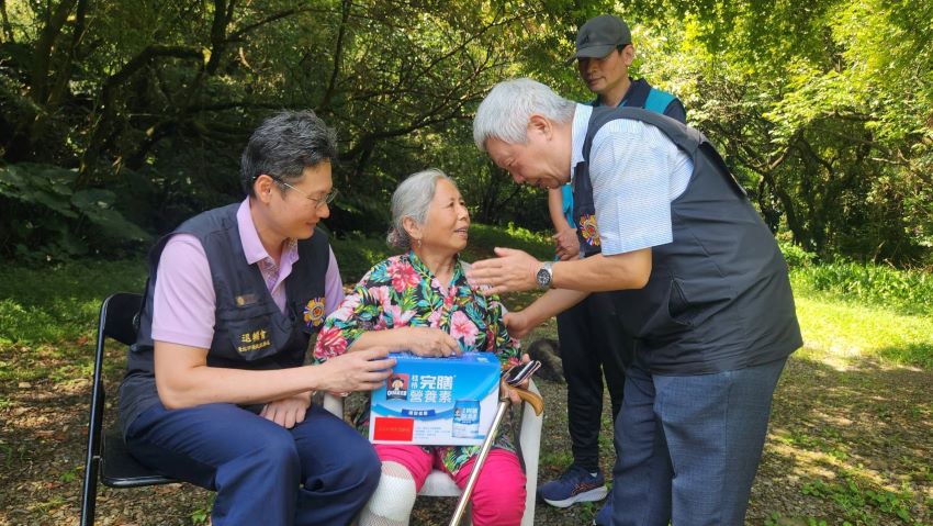 《圖說》葛得生探視榮民眷致贈養生飲品。〈臺北市榮服處提供〉