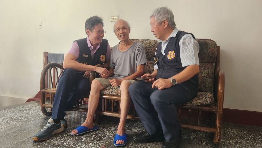 《圖說》葛得生轉達輔導會主委嚴德發對長輩的重視與關。〈臺北市榮服處提供〉