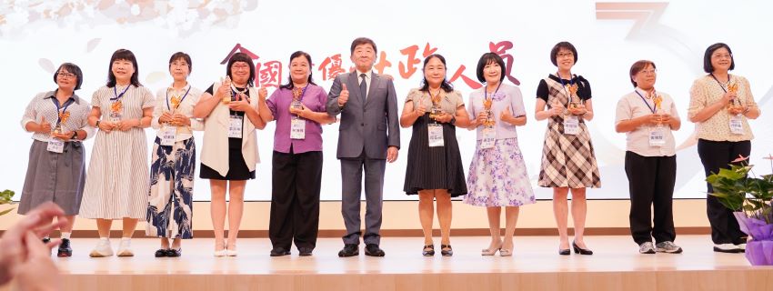 全國績優社政人員 新北8位基層同仁獲殊榮 1 《圖說》行政院政務委員陳時中頒發資深敬業服務獎,新北市三重區公所曾昭蕙(右1)、新莊區公所黃雅智(右2)及深坑區公所高淑芬(左2)獲頒。〈社會局提供〉