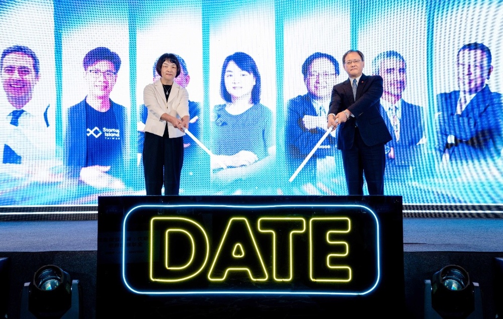 ▲經濟部國際貿易署黃瀞萱主任秘書（圖左）及中華民國對外貿易發展協會王熙蒙秘書長（圖右）手舉光劍點亮DATE，象徵其引領數位未來、開創嶄新局面。