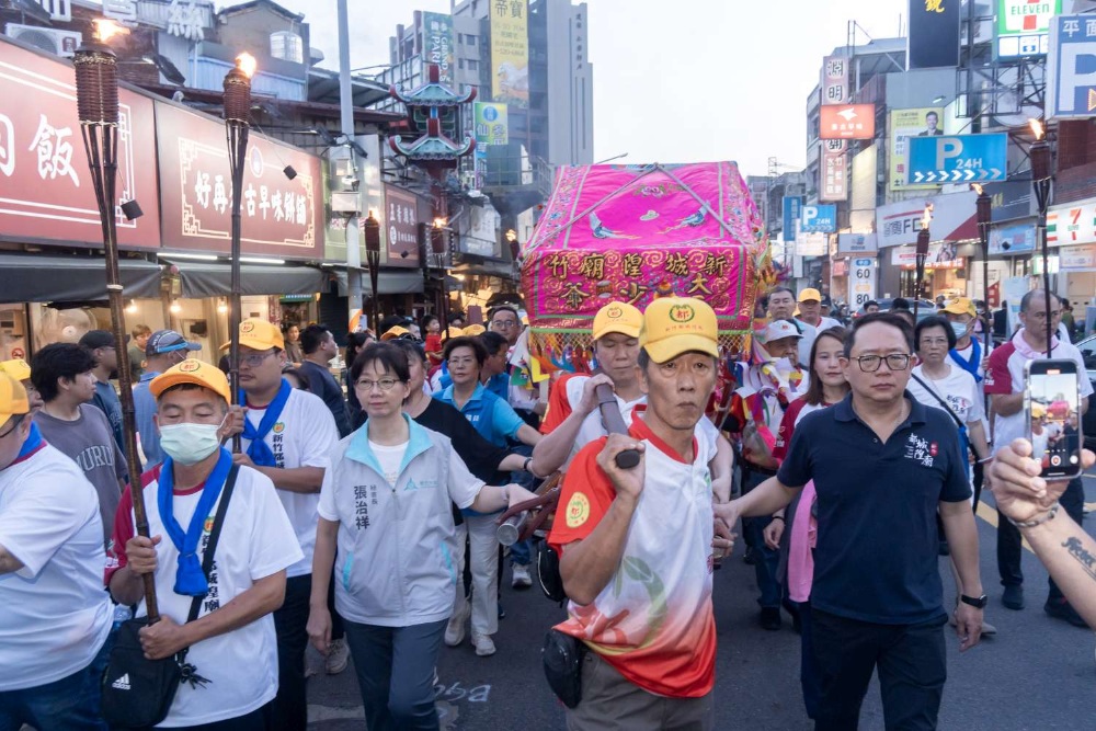 ▲2025竹塹中元城隍祭-查夜暗訪，秘書長張治祥扶轎遶境。