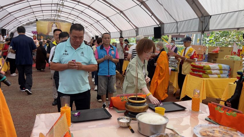 《圖說》台灣愛犬協會總代表呂幼綸佛前獻花。〈動保處提供〉