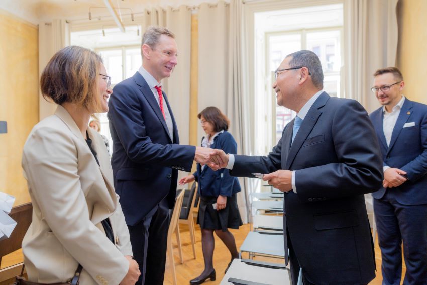 推動產業國際化佈局全球 侯友宜考察捷克尋 2 《圖說》侯友宜拜會國際大廠,尋求與歐洲市場的合作契機。〈新聞局提供〉