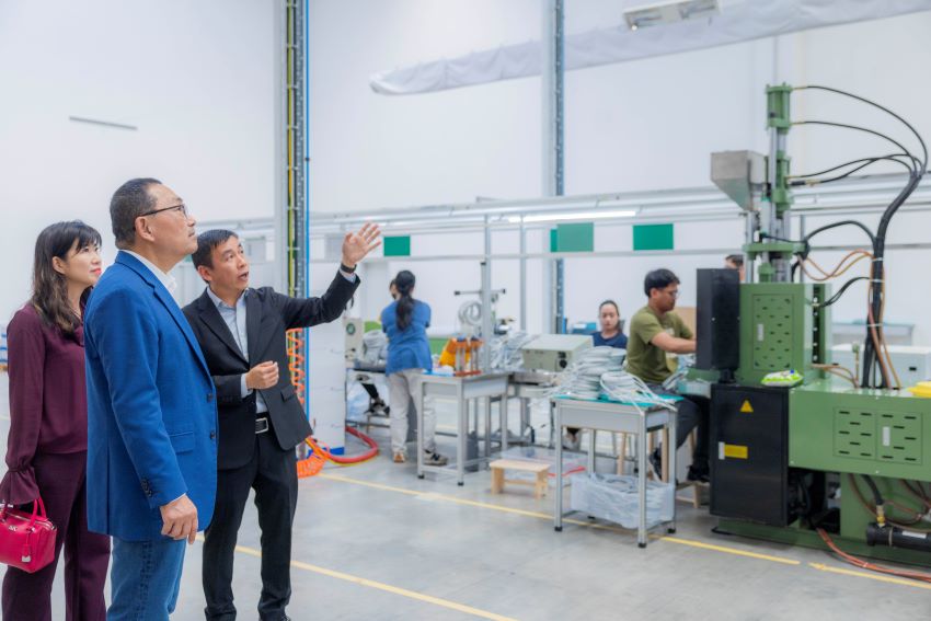 推動產業國際化佈局全球 侯友宜考察捷克尋 3 《圖說》侯友宜率市府團隊拜會新泰工業與新創公司 Grenade Castle,左一經發局長盛筱蓉。〈新聞局提供〉