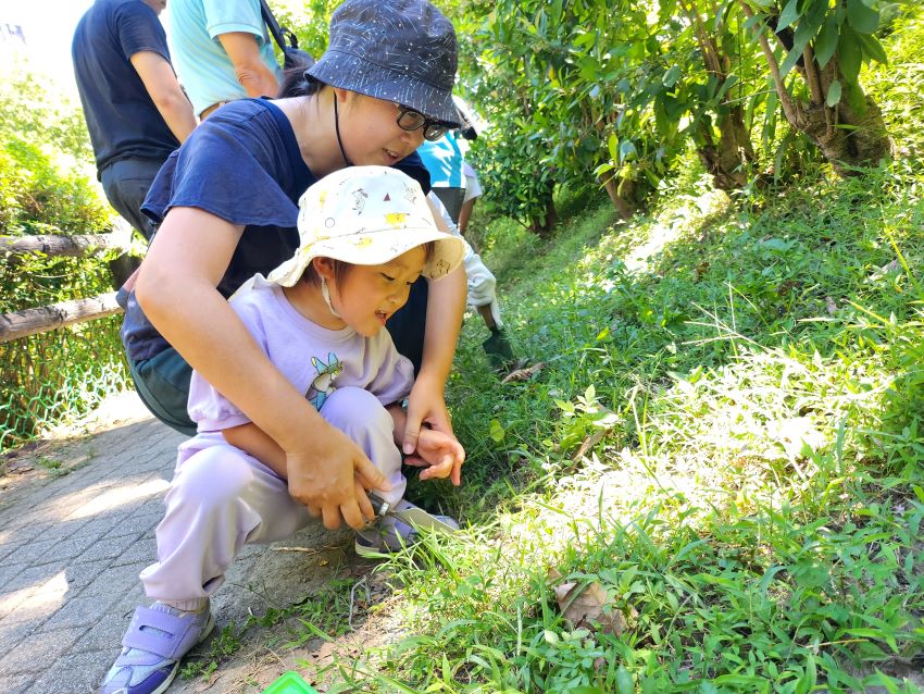 《圖說》志工家庭參與邊坡保水觀察，也讓媽媽帶著孩子合力挖排水導溝。〈社會局提供〉