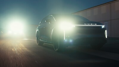 在 Lucid 的最新創意宣傳活動「Driven」中,Timothée Chalamet 和 Larsen Thompson(分別飾演新郎和新娘)劫持一輛 Lucid Gravity 向地平線進發。 在 Lucid 的最新創意宣傳活動「Driven」中,Timothée Chalamet 和 Larsen Thompson(分別飾演新郎和新娘)劫持一輛 Lucid Gravity 向地平線進發。