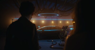 在 Lucid 的最新創意宣傳活動「Driven」中,在偏遠的政府設施內,Timothée Chalamet 和 Larsen Thompson(分別飾演新郎和新娘)意外發現 Lucid Gravity。 在 Lucid 的最新創意宣傳活動「Driven」中,在偏遠的政府設施內,Timothée Chalamet 和 Larsen Thompson(分別飾演新郎和新娘)意外發現 Lucid Gravity。